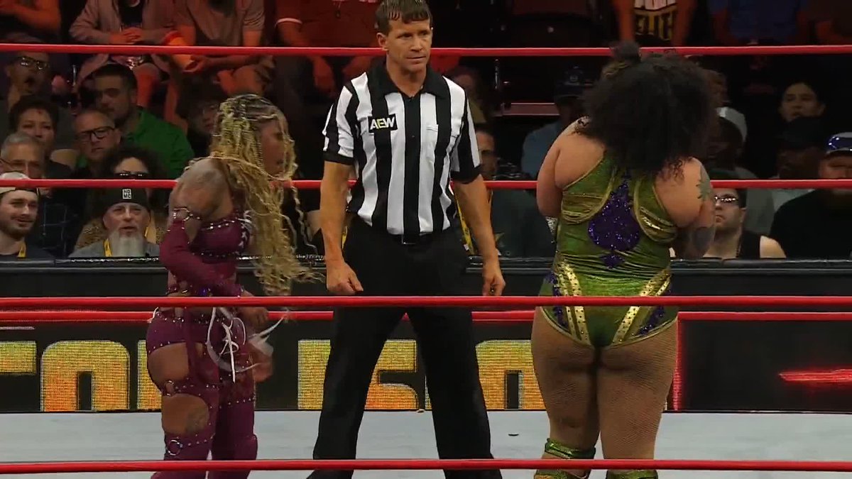 Neither woman is backing down! Red Velvet and Willow Nightingale are throwing everything into this battle! Watch #AEWCollision LIVE on TNT + HBO Max