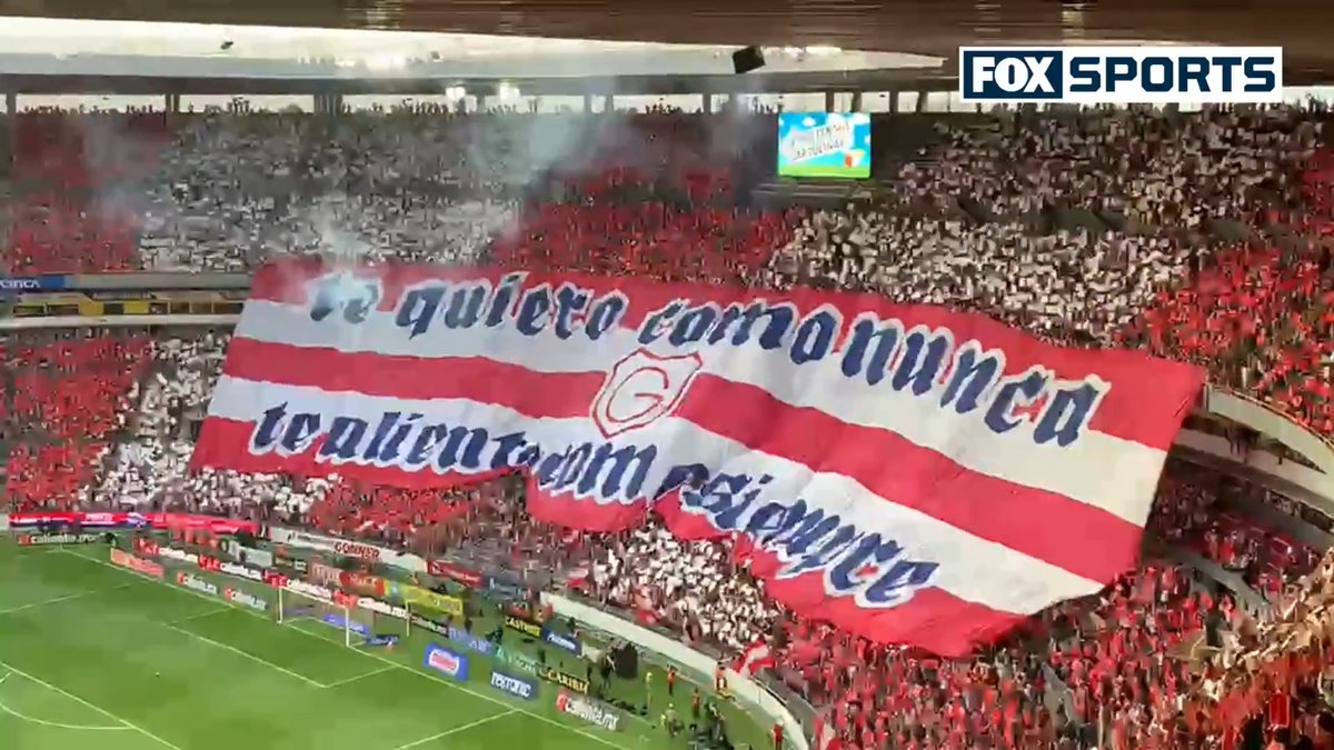 ¡TREMENDO TIFO Y MOSAICO EN EL JALISCO! 🤩 Así recibió la afición de Chivas al equipo en el inmueble para la Vuelta de Semifinales ante Cruz Azul 👀 📹: Fernando Lara #CentralFOX