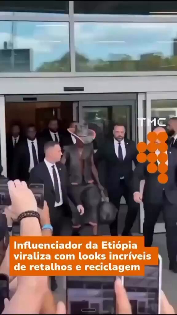 Isto é que é VIRALIZAR: Vocês já ouviram falar Kalu Putik tem 15 anos, vive na Etiópia e transforma lixo em moda? O menino é um fenômeno!