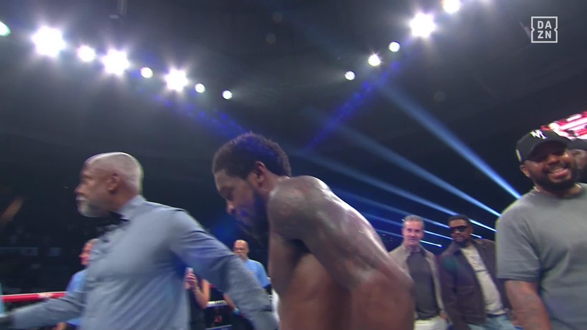 Davis wins in dominating fashion 🥊💥 #DavisAlbright2 | Live NOW on DAZN