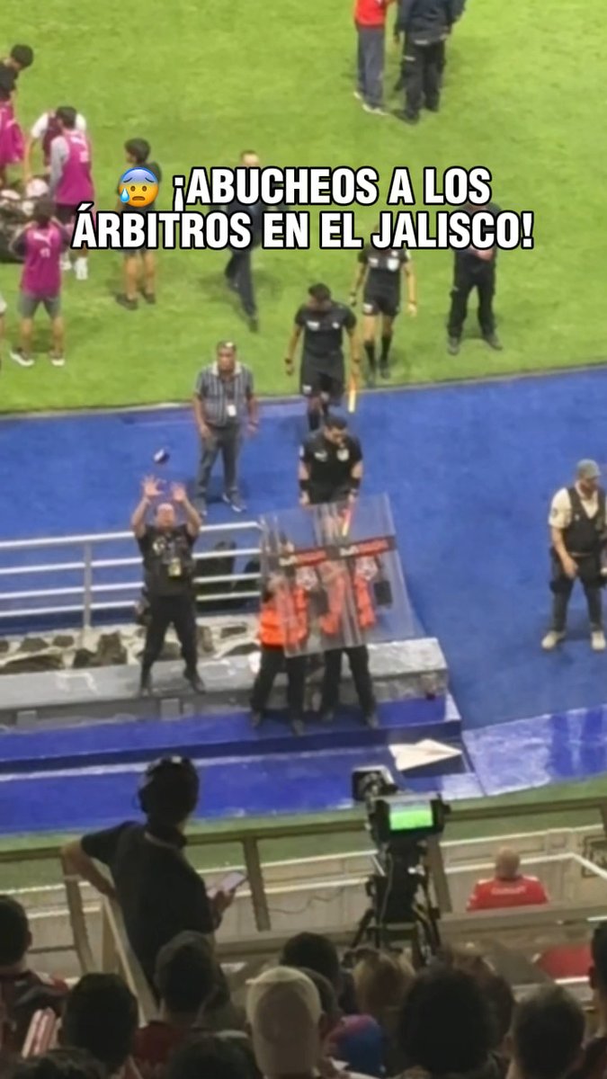 ¡HASTA LAS AVENTARON COSAS! ❌ La afición de Chivas molesta con el arbitraje de esta noche 😱