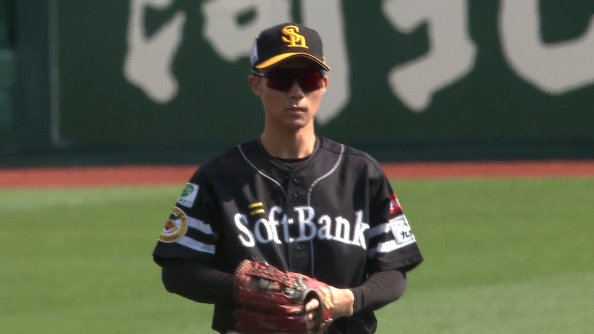「素晴らしい俊足」👏 #庄子雄大 自慢のスピードで深い打球にも追いつく‼‼ 決して後ろに逃さないガッツ溢れる好プレー😤 #sbhawks #ベースボールLIVE で配信中[初月無料]