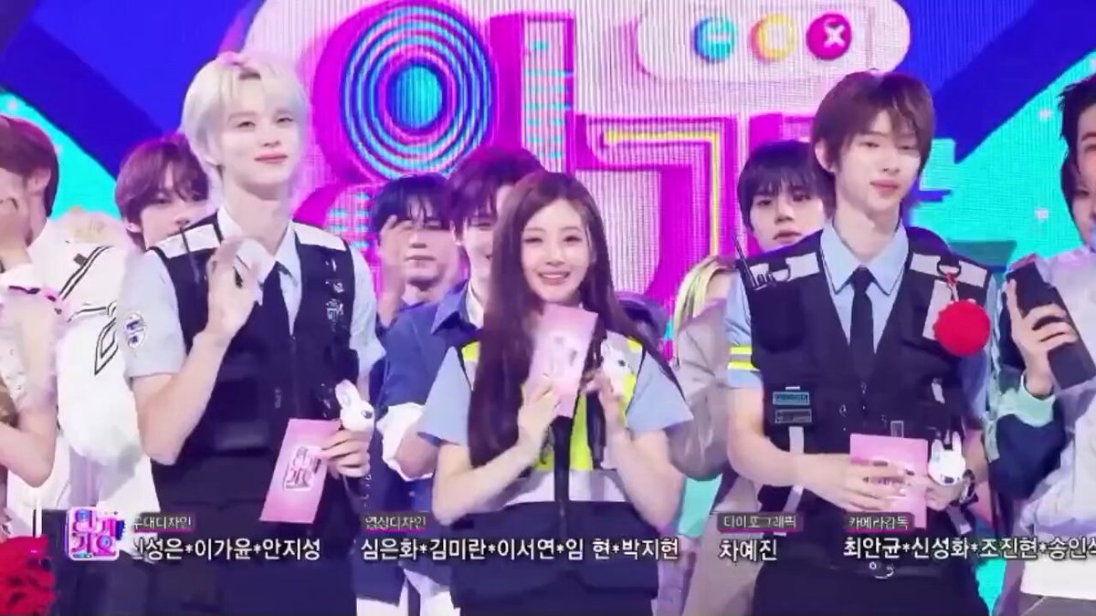 they are busy greeting and here martin and woonhak help each other clean the confetti😭😭