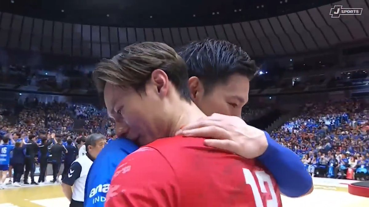 【感動】#西田有志 × #髙橋藍 😭 / 激闘を戦い抜いた、 両キャプテン「涙のハグ」 \ 「海外でも頑張れよ」 その言葉に想いが詰まる。 🏐大同生命 SVリーグ 男子CS 🏆FINAL GAME3 🆚サントリー × 大阪B 📺ABEMA de J SPORTS SV.LEAGUE サントリーサンバーズ大阪 大阪ブルテオン【OSAKA BLUTEON】