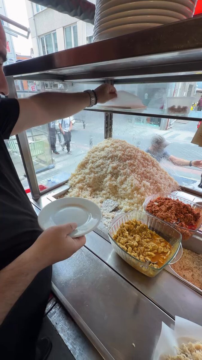 Et tavuk cimriliğine alışmıştık da pilav cimriliğini ilk kez görüyorum.