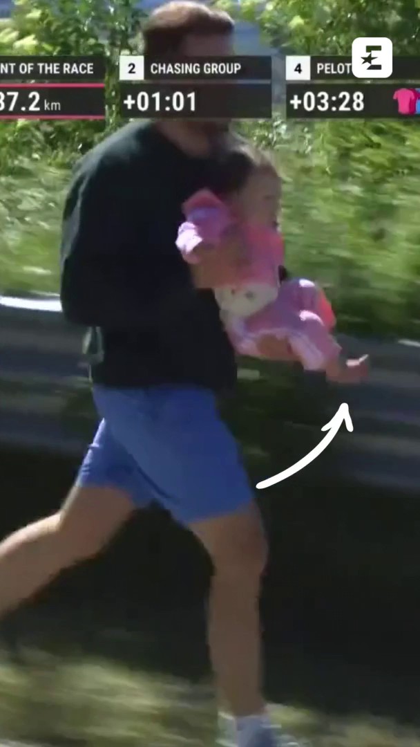 Quando sei fan del ciclismo ma toccava a te badare alla piccola 🍼🚴♂️ (da non imitare!) #GirodItalia #EurosportCiclismo
