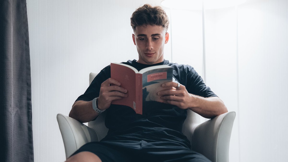 Eskerrik asko, Athletic Club! 😍📚 Os Zurigorriak sumáronse ao #DíaDasLetrasGalegas cun fermoso xesto de intercambio cultural cheo de valor. Cada xogador atopou no hotel de concentración un libro dun autor vasco! Todo un detalle nesta data tan importante para nós.