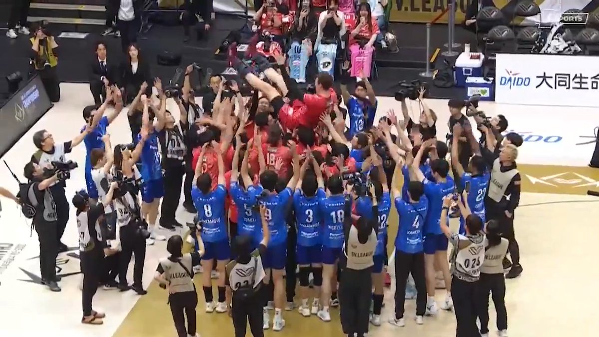 【感動】8年間ありがとう😭 #ムセルスキー / 両チームがひとつに―― 最後は敵味方関係なく胴上げ! \ 218cmのレジェンドが 歓声に包まれ宙を舞う🙌✨ 📺ABEMA de J SPORTS 🏐大同生命 SVリーグ 男子CS SV.LEAGUE サントリーサンバーズ大阪 大阪ブルテオン【OSAKA BLUTEON】
