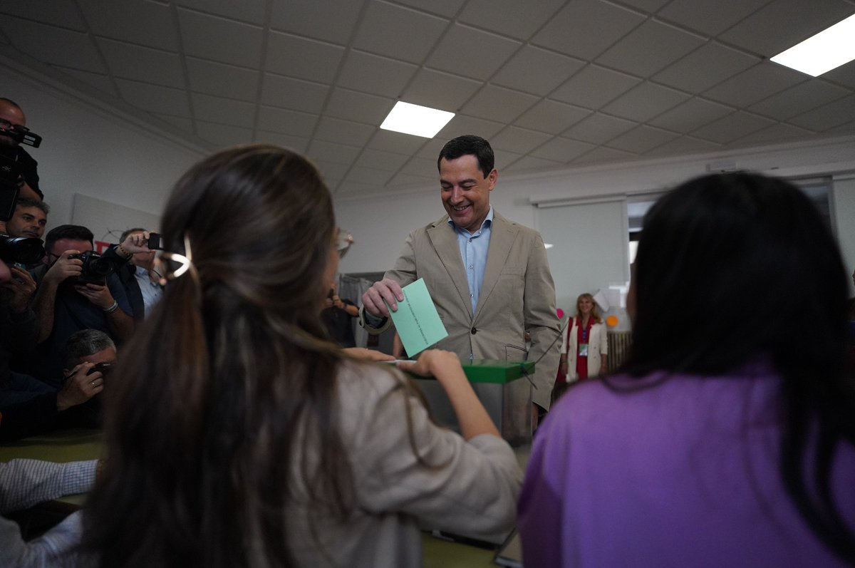 ¡Andalucía el día ha llegado! 🗳️ Juanma Moreno ya ha votado a favor de la convivencia, la estabilidad, la convivencia y el futuro. Anima a todos los andaluces a participar en esta jornada democrática histórica. #EleccionesAndalucía #ConLaFuerzaDeAndalucía