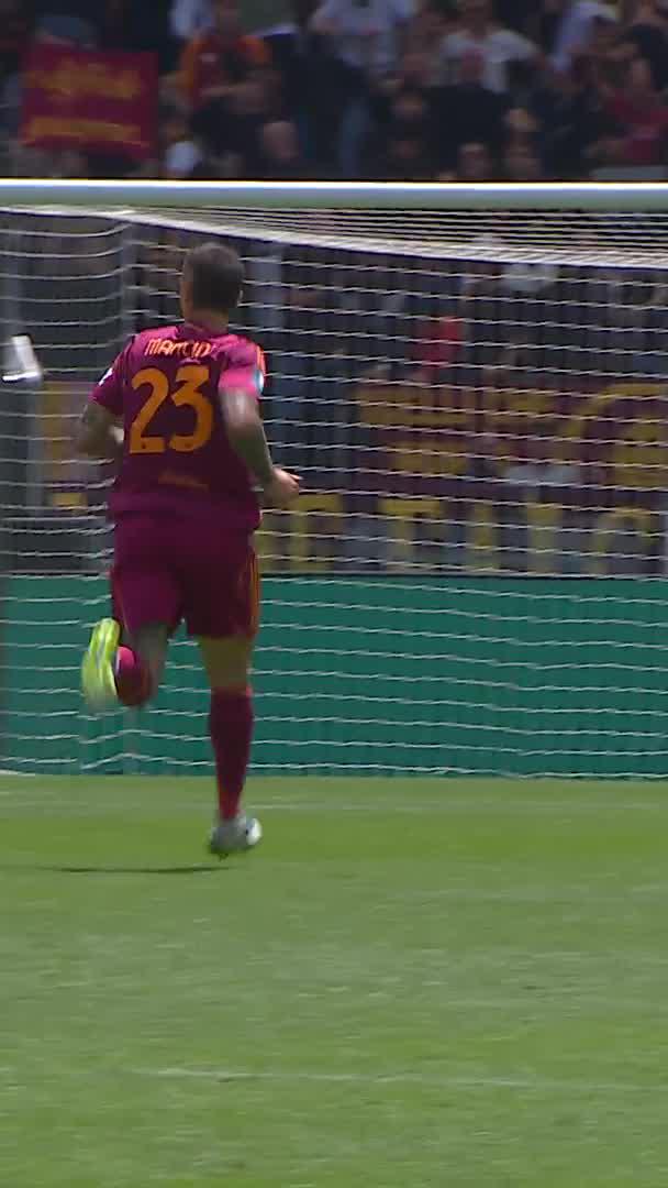 Atravessar o campo inteiro para comemorar com os ultras. Podem falar do temperamento acima da média, mas não falta identificação com a camisa da Roma. Um capitano que entende o que é o Derby e o que é vestir a maglia giallorossa. Gianluca Mancini!