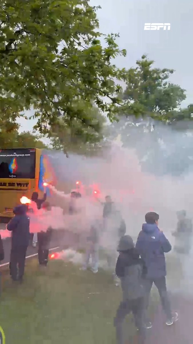 De Telstar-bus vertrekt onder toeziend oog van veel supporters richting Volendam 🦁🤍