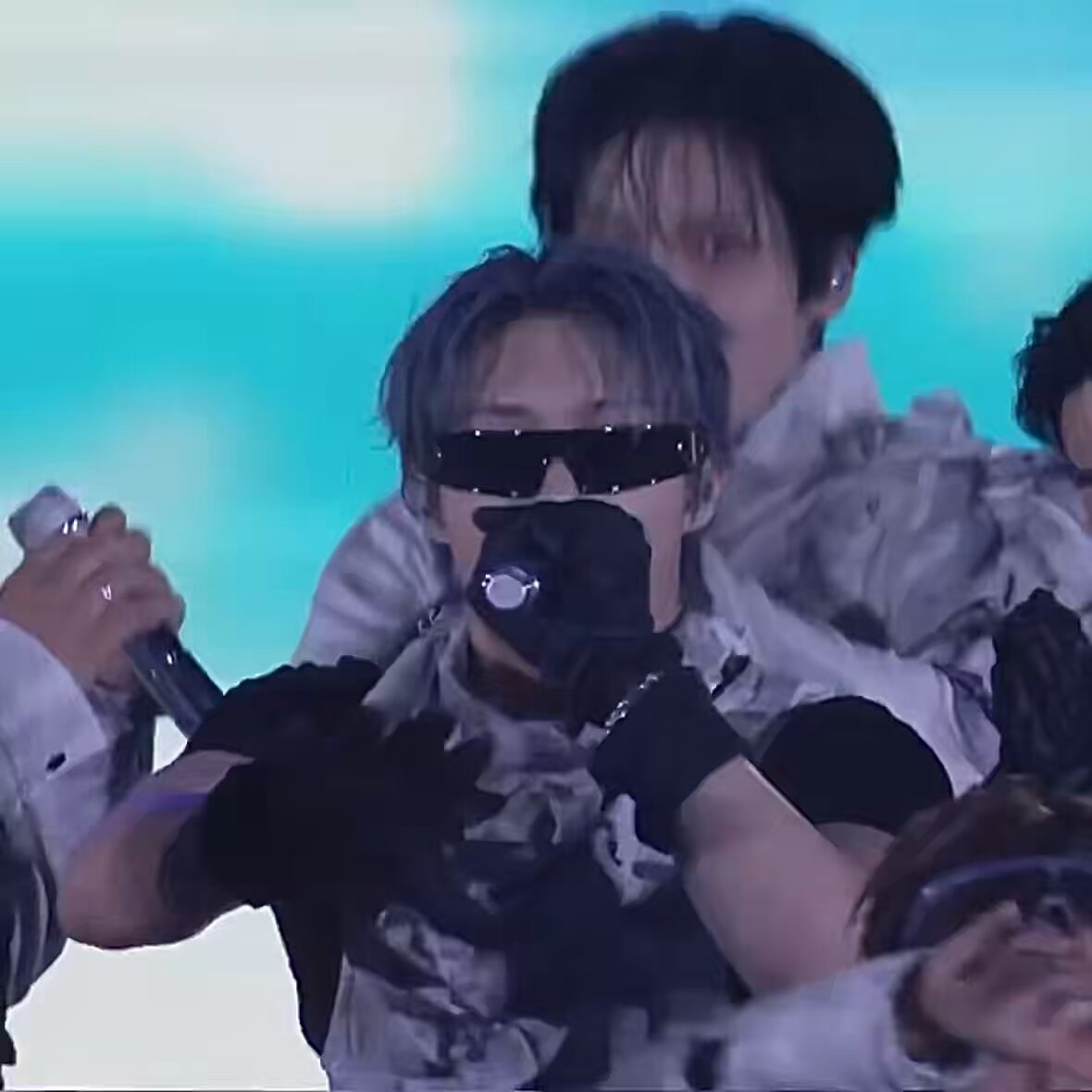 I LOVE HOW IN MINGI’S PART IN NASA, ITS THE MEMBERS BEHIND HIM WHILE THEY ARE WALKING TO EXTENDED STAGE OMG