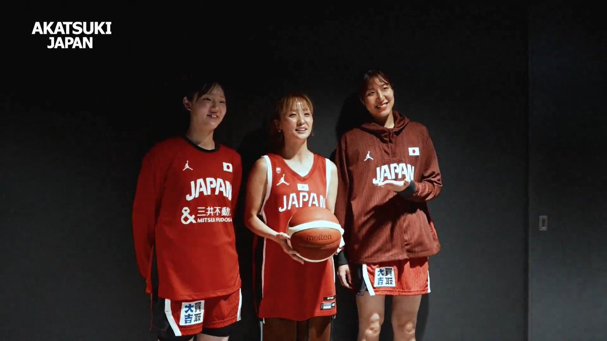 試合後、宮澤選手と田中選手で国歌独唱を行っていただいたDream Amiさんにご挨拶に✨ ご本人を前にして照れてしまう田中こころ選手でした🤭 Dream Ami 宮澤夕貴 #AkatsukiJapan #三井不動産カップ2026 #日本一丸 #バスケで日本を元気に