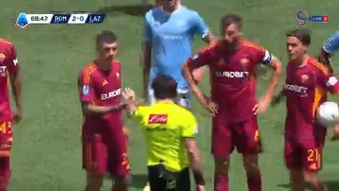 Roma-Lazio derbisinde sahanın karıştığı anlar.