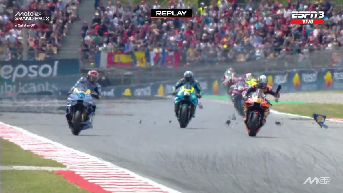 Fabio Di Giannantonio sufrió una caída tras chocar con restos de la moto de Álex Márquez que volaron tras la caída. 😳 📺 Sigue MotoGP en el Plan Premium de Disney+.