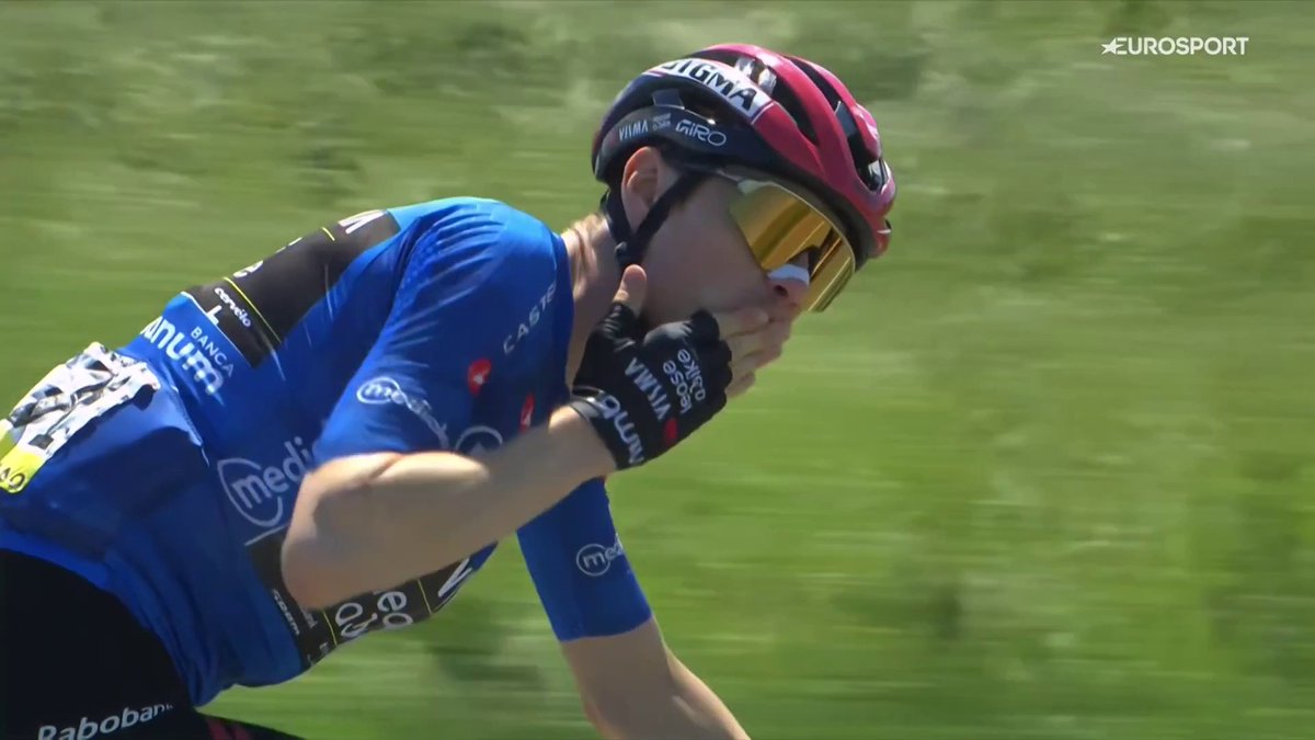 👋😘 Vingegaard no falla a su cita. #GirodItalia