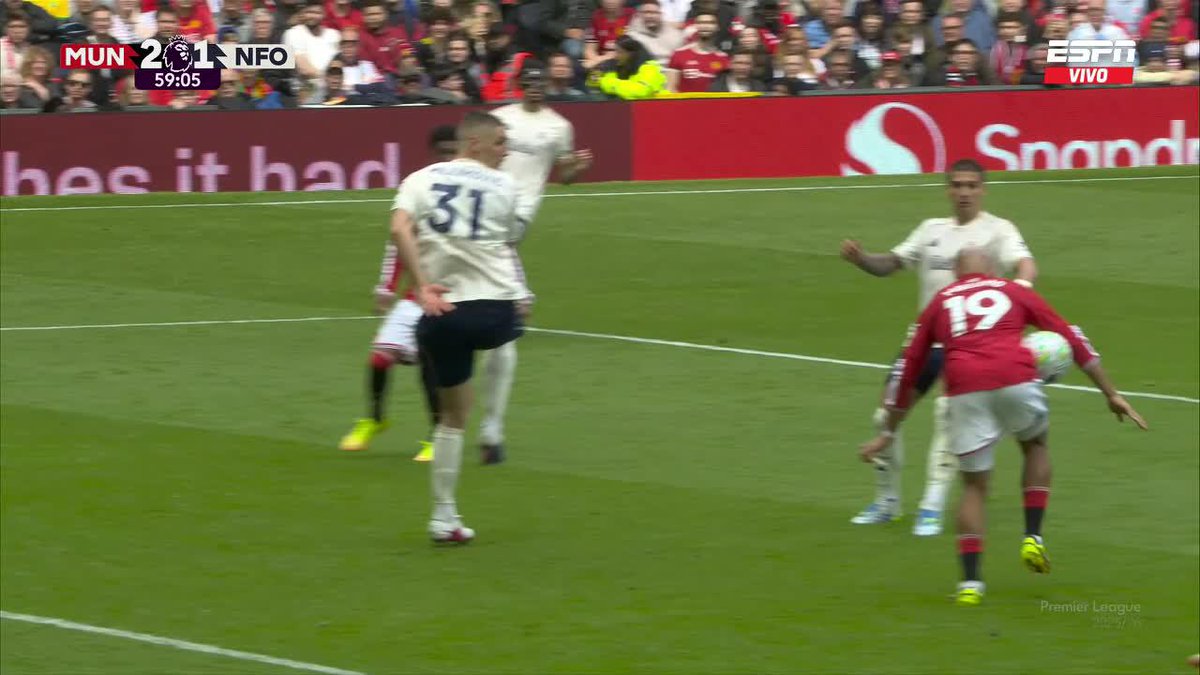 ⚠️ El árbitro fue al VAR y decidió NO ANULAR ESTE GOL del Manchester en la Premier League. ⁉️ ¿Opiniones?