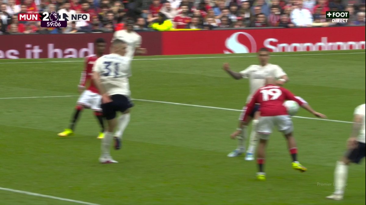 🚨 ACTION TRÈS LITIGIEUSE SUR LE BUT DE CUNHA 🇧🇷 AVEC MANCHESTER UNITED !!! 🤨 Bryan Mbeumo 🇨🇲 SEMBLE avoir touché le ballon du bras MAIS L’ARBITRE A TOUT DE MÊME ACCORDÉ LE BUT. ✅ Vous auriez sifflé main sur cette action ? 🤔 🎥 CANAL+ Foot