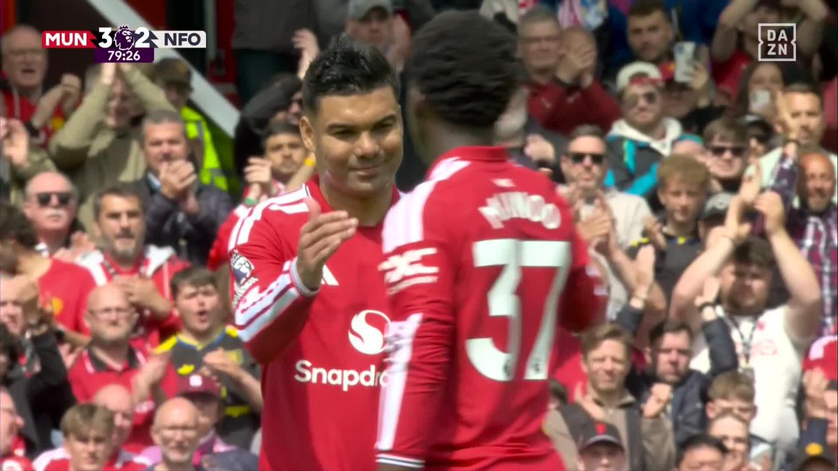 ❤️‍🩹 El cariño de todo el estadio, el abrazo de sus compañeros… una imagen que habla por sí sola 🏟️ TODO OLD TRAFFORD EN PIE PARA OVACIONAR a Casemiro en su despedida con los ‘Red Devils’ 🥹🔴 #PremierLeagueDAZN ⚽🏴󠁧󠁢󠁥󠁮󠁧󠁿