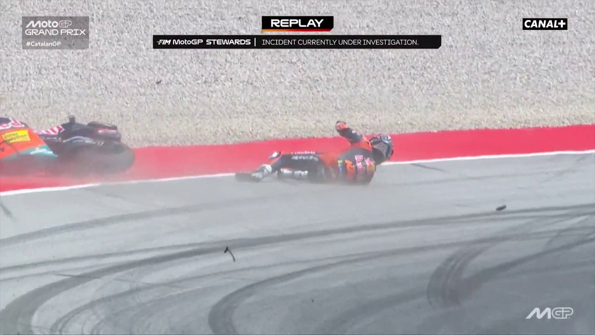 DERNIER TOUR DE FOLIE 💥 Pedro Acosta envoyé dans le gravier par Ai Ogura et ne marquera AUCUN POINTS alors qu'il était leader pendant la majorité de la course 😱 #CatalanGP | #MotoGP