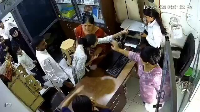 Gujarat: 4 women brutally assaulted lawyer Jyotiben in her Jetpur (Rajkot) office over a matrimonial dispute. Shocking CCTV footage shows them forcing entry &amp; attacking her.