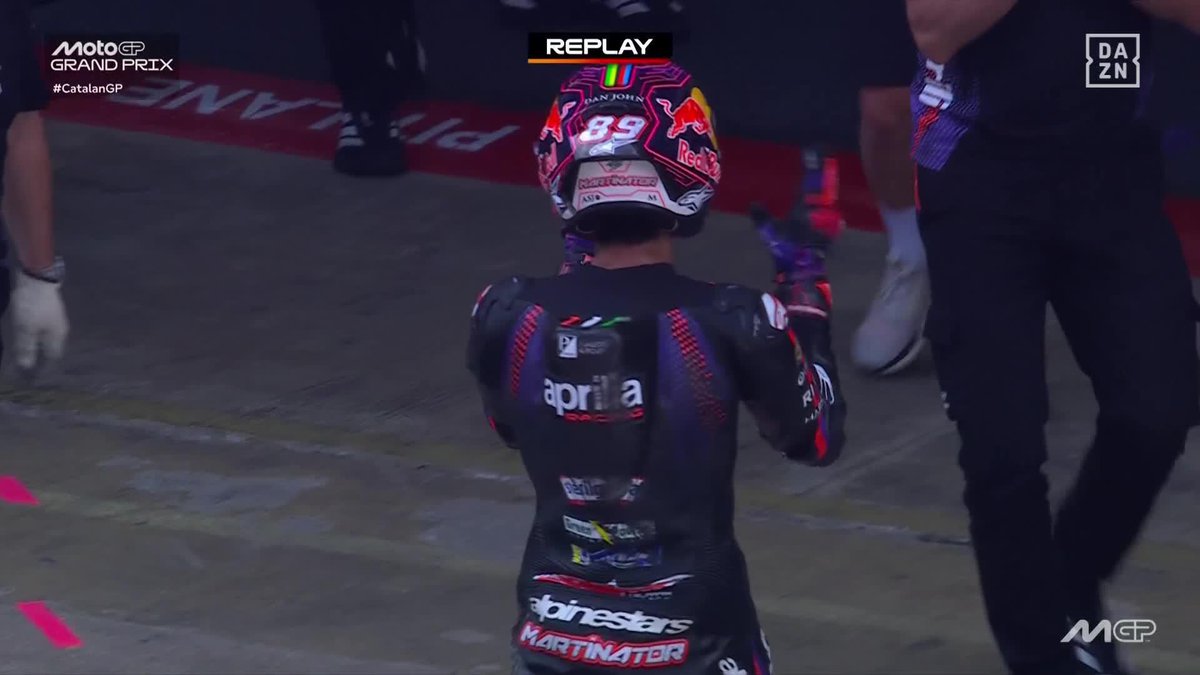 ¡QUÉ IMAGEN! 👀 El enfado de Jorge Martín en la llegada al box de Aprilia 😡 #MotoGP #CatalanGP