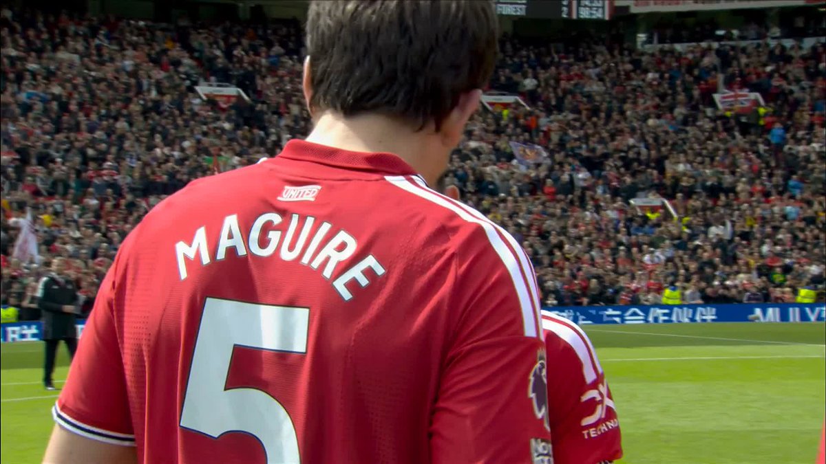 Bruno Fernandes is presented with a special gift for equalling the assist record and to commerate his season for Man United 🔴