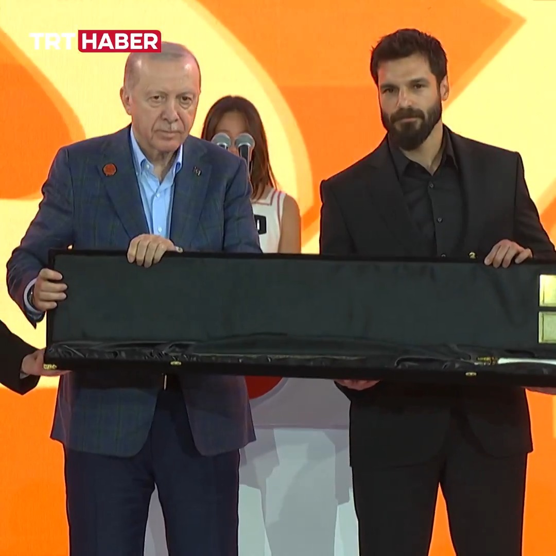 TRT 1’in sevilen dizisi Mehmed: Fetihler Sultanı'nın başrol oyuncusu Serkan Çayoğlu, dizide kullanılan özel merasim kılıcını Cumhurbaşkanı Erdoğan’a hediye etti.