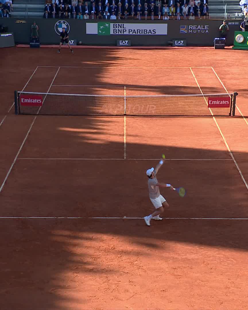Jannik Sinner breaks back in the first set against Casper Ruud. Signature blazing backhand winner. Huge cheer from the crowd in Rome. 🇮🇹🦊🤌