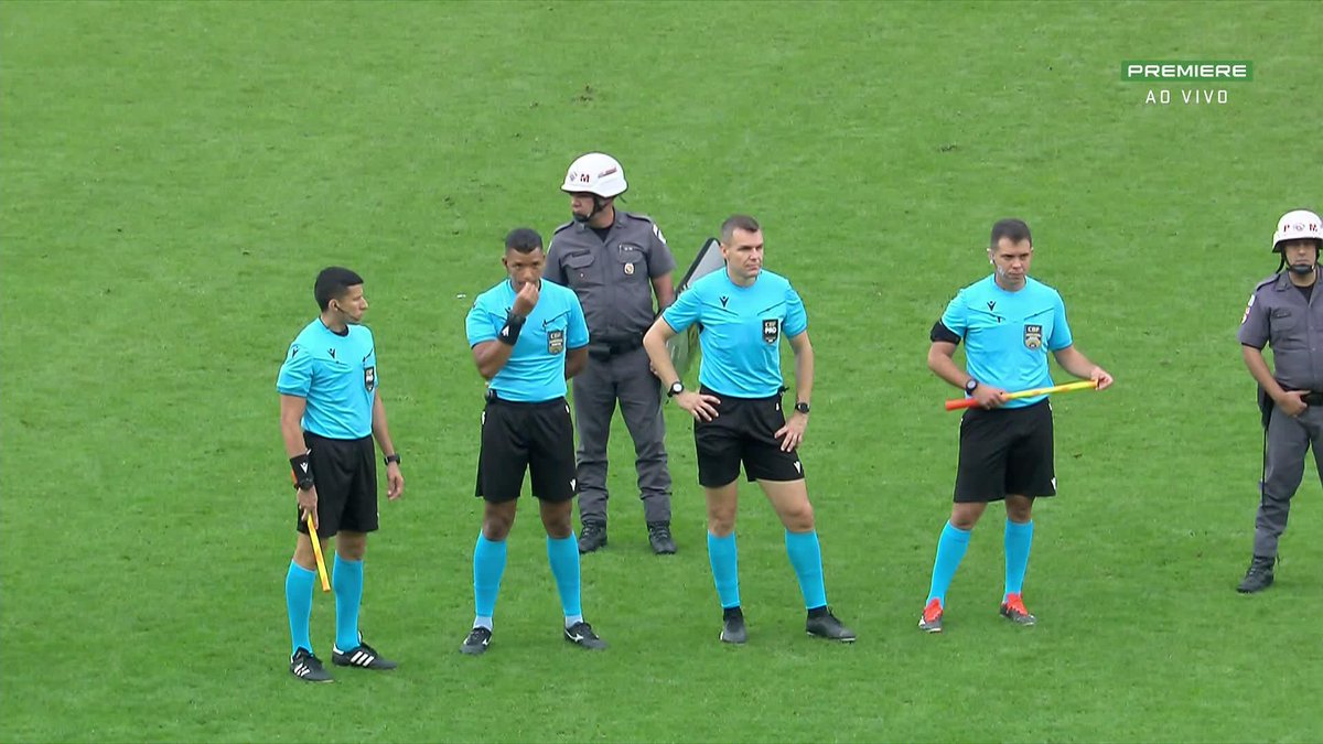O comentarista de arbitragem PC de Oliveira explicou para Paulo Andrade, ao final da transmissão, como a substituição errada não poderia ter sido corrigida após a entrada de Robinho Jr. em campo. #Brasileirão