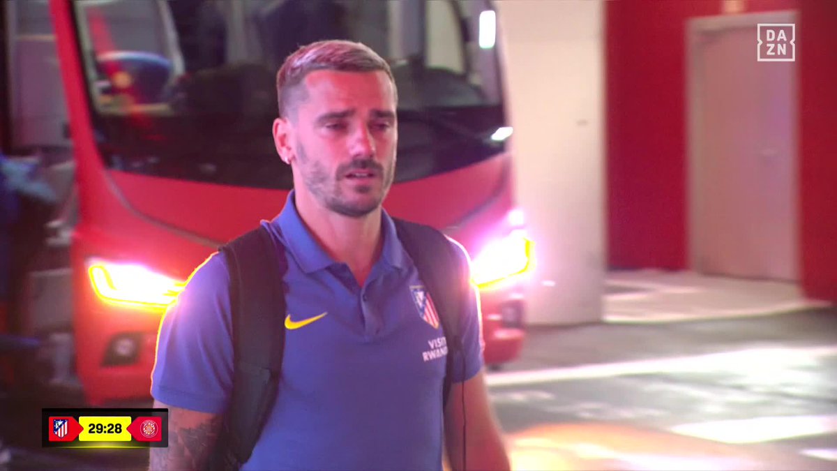 Una imagen que rompe 🥺💔 Antoine Griezmann y sus lágrimas antes de jugar su último partido en el Metropolitano 🌟🇫🇷 #LALIGAenDAZN ⚽
