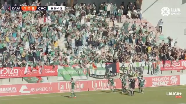 😱 ¡TENÍA QUE SER ÉL! ¡TENÍA QUE SER JAVIER AJENJO PARA METER UN GOL DECISIVO! 🔥 El CP Cacereño 🟢🐉 tiene la permanencia más cerca que nunca. 📺 FootballClub, LALIGA+ y Canal Lineal #ZamoraCacereño | #PrimeraFederación | #VersusELearning