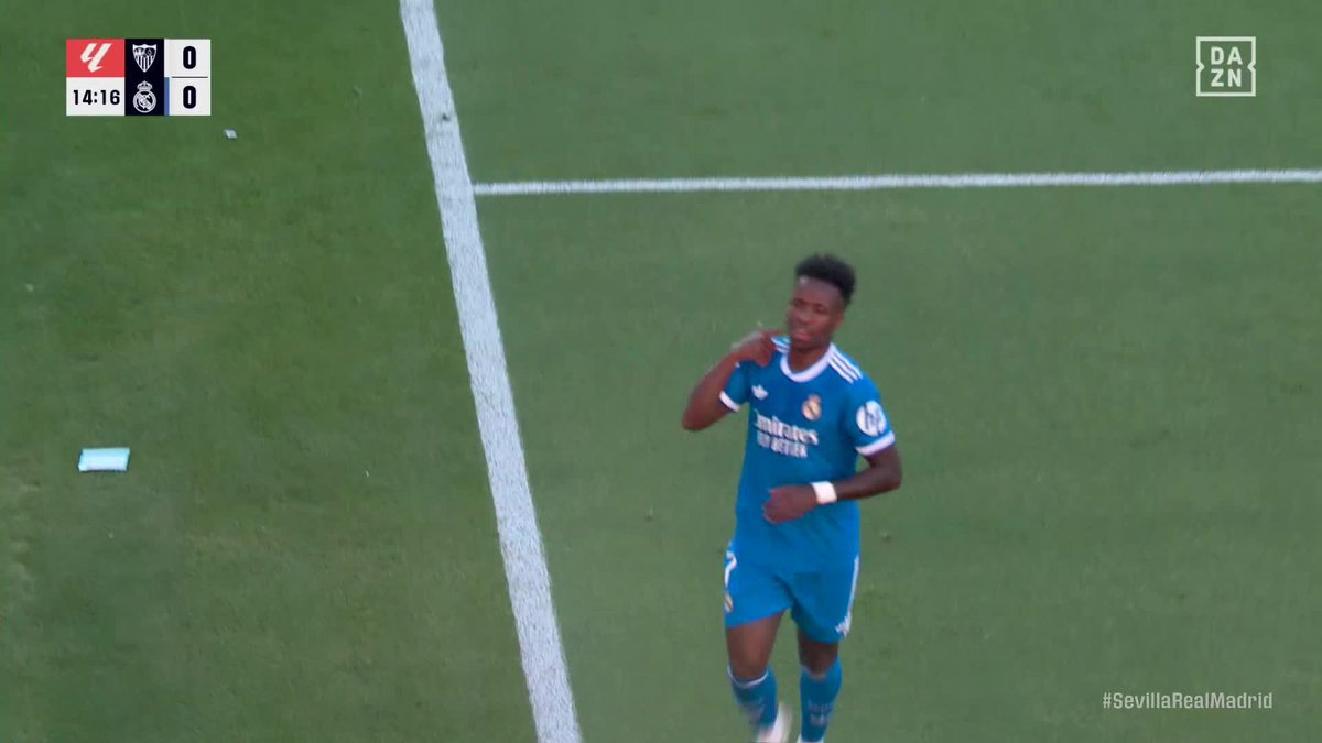😬 La celebración de Vinicius hacia la grada del Sánchez Pizjuán... 🏟️ Ha estado a punto de llevarse un botellazo ⁉️ ¿Qué te parece? 📹 DAZN España 📻 #PartidazoCOPE