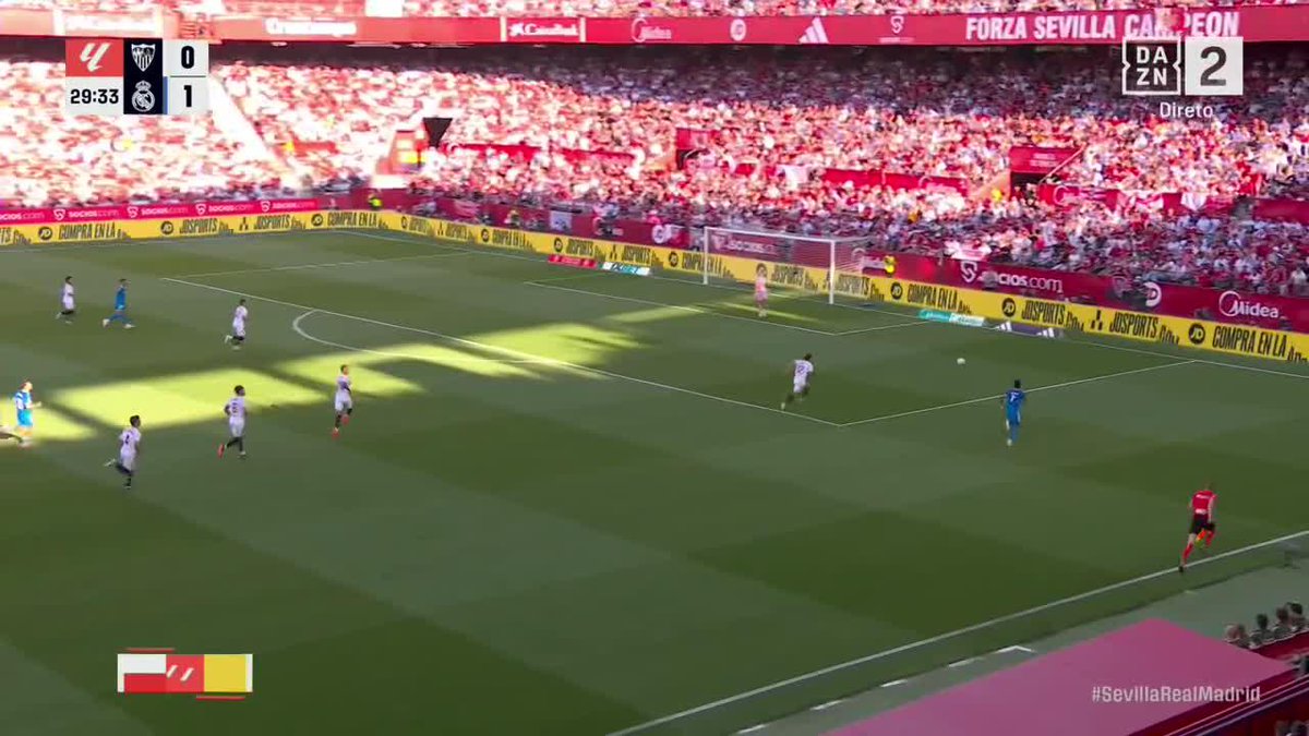 Vinicius e os adeptos do Sevilla picaram-se. #DAZNLALIGA #DAZNBetclic