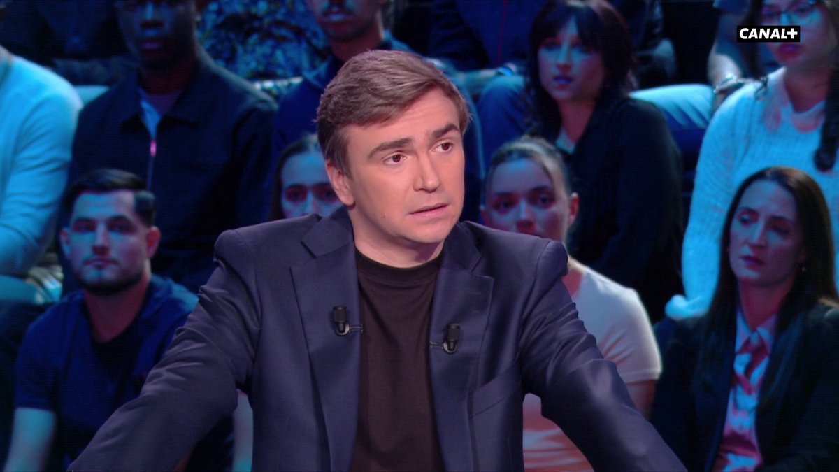 🇫🇷 Pour Bertrand Latour, l'absence de Camavinga est justifiée par ses performances, mais surtout par la très bonne saison de son concurrent au milieu de terrain, Zaïre-Emery ! On en parle dans le CFC, actuellement sur CANAL+ 🖥️