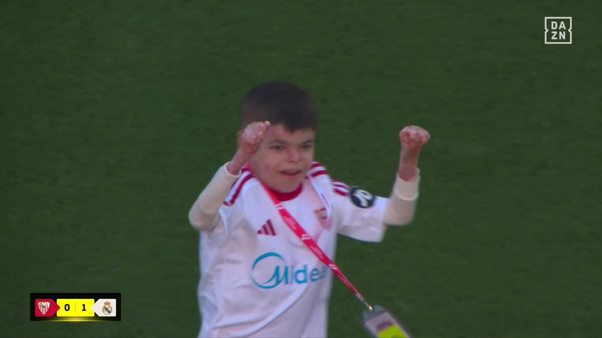 🔴⚪️🏟️ El Sánchez-Pizjuán le ha realizado un homenaje a Leo antes del Sevilla FC-Real Madrid. Leo sufre la enfermedad “piel de mariposa” y es un ejemplo de superación para todos. PRECIOSO MOMENTO. 👏