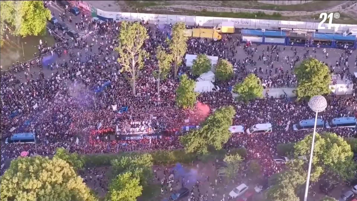 Incredible scenes as Inter parade their 21st Scudetto throughout Milan 🏆