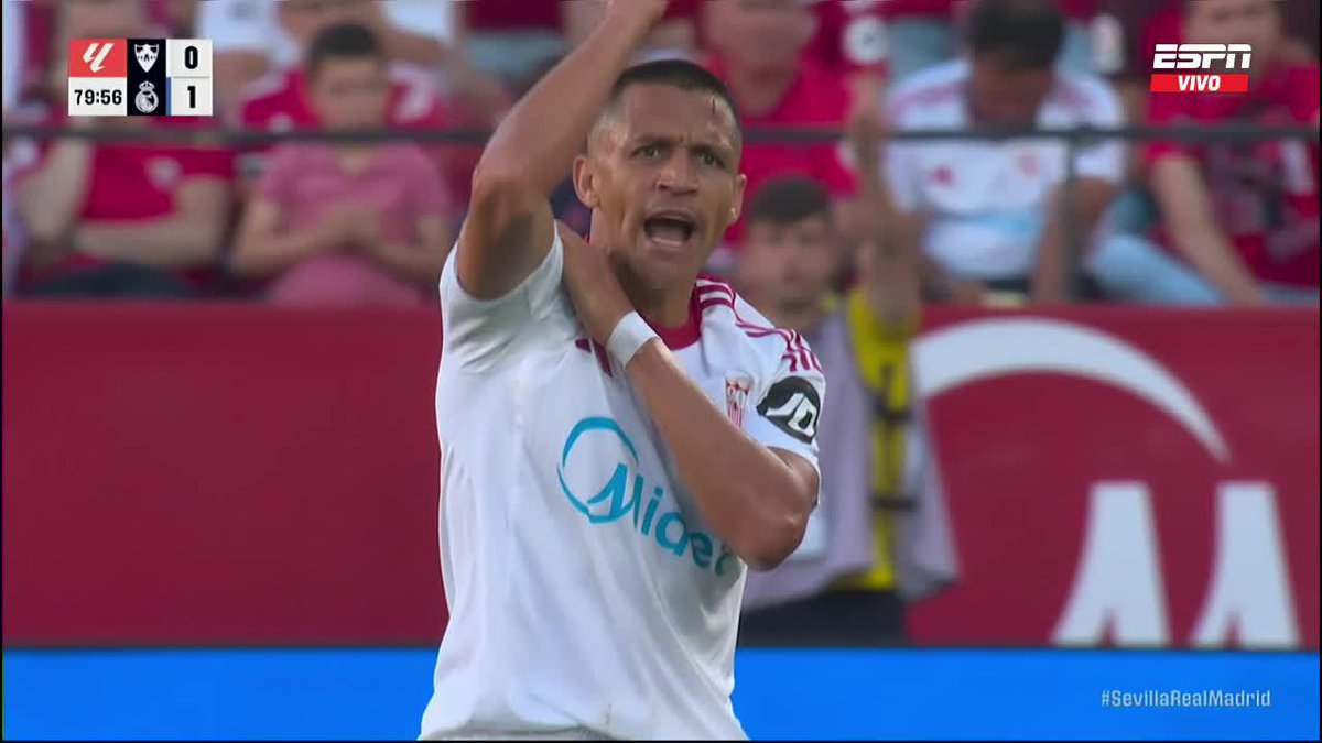 ¡LA MOLESTIA DE ALEXIS POR LA AUSENCIA DE COBRO! El chileno del Sevilla le protestó a su tocayo José María Sánchez, quien no le sancionó lo que parecía una clara falta de Huijsen del Real Madrid. ▶️ Mira nuestros partidos de 🇪🇸 #LaLiga en el Plan Premium de #DisneyPlus