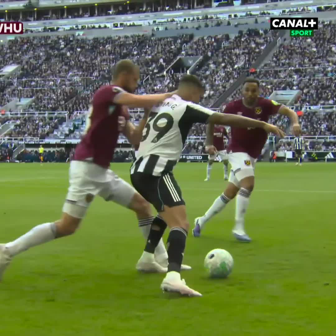 Ostrý střet mezi Tomášem Součkem a Brunem Guimaraesem! 🧨⚔️ Český reprezentant si za něj vysloužil žlutou kartu. 🟨 #NEWWHU