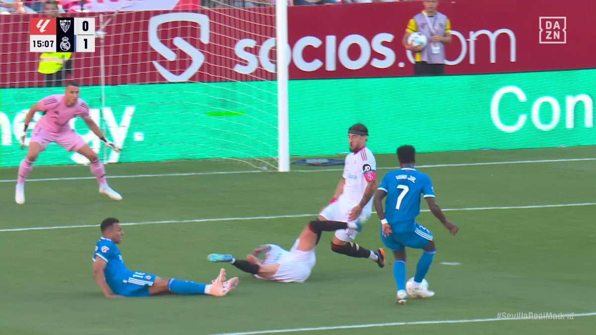 Vinicius y su sello para darle la victoria el Real Madrid en Sevilla 🎯 #LALIGAenDAZN ⚽