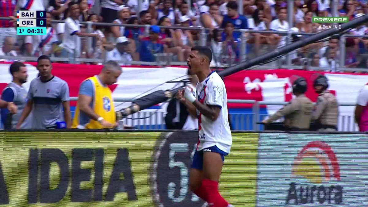 Incrível! Pulga sai cara a cara com Weverton, e o goleiro do Grêmio evita o gol do Bahia!