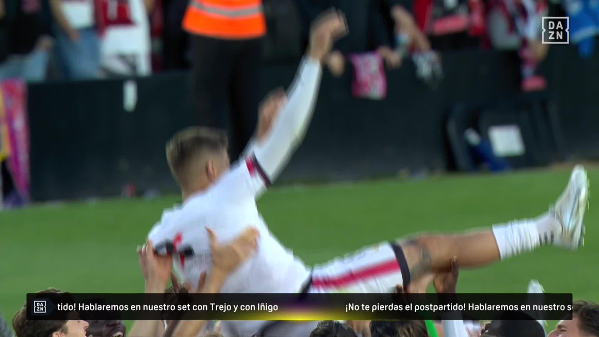 𝐷𝑒𝑙 𝑏𝑎𝑟𝑟𝑖𝑜 𝑎𝑙 𝑐𝑖𝑒𝑙𝑜 𝑑𝑒 𝑉𝑎𝑙𝑙𝑒𝑐𝑎𝑠🌟 El manteo de todo el vestuario del Rayo Vallecano a su eterno capitán😍 #LALIGAenDAZN⚽️