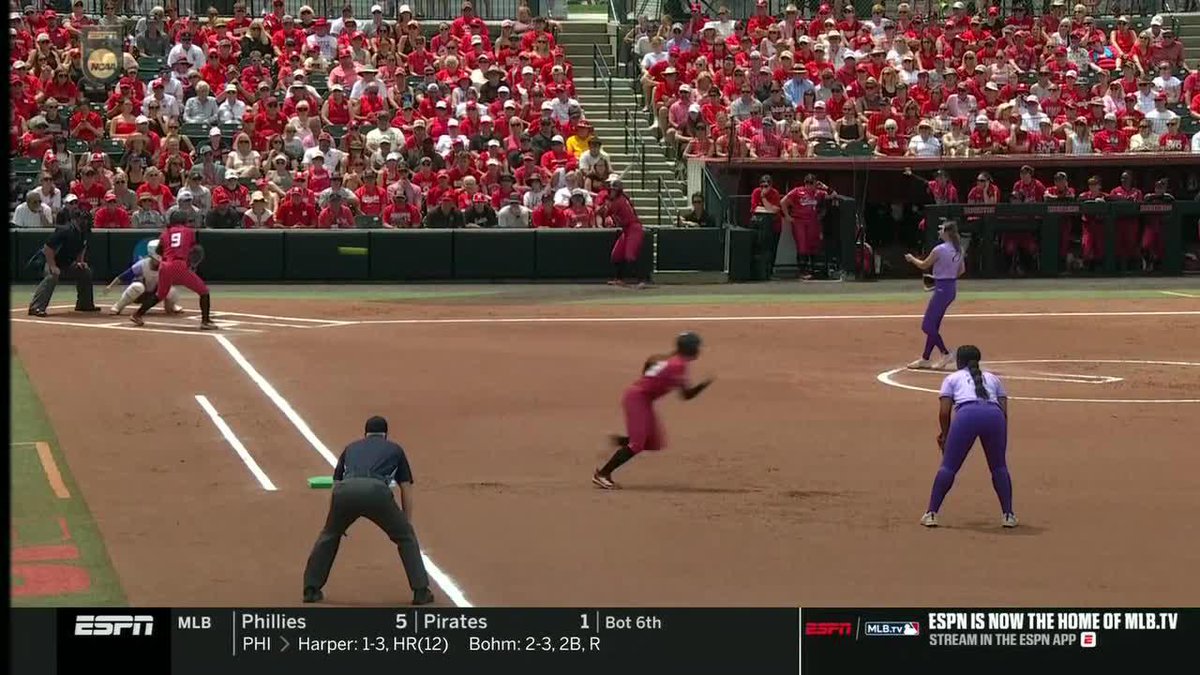 HANNAH HOMER. 😤 Solo shot from Camenzind makes it 1-0 Big Red ‼️ 📺: ESPN