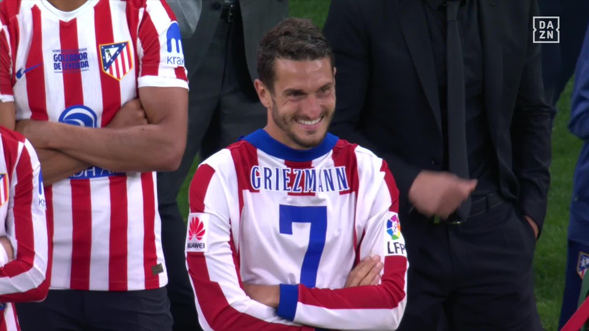"Yo no sé si soy una leyenda, pero tú sí lo eres" 🗣️ Koke no puede evitar emocionarse con el discurso de Griezmann 🥹❤️🩹 #LALIGAenDAZN ⚽