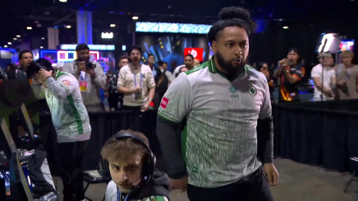 Hisoka let Shifty HEAR IT in the pit after winning the Warzone Resurgence World Series final! 📢 Earlier today Shifty said Soka couldn't win without him, this was his full response after going BACK TO BACK on LAN. 🏆🏆 Love the rivalry they've had since splitting up.