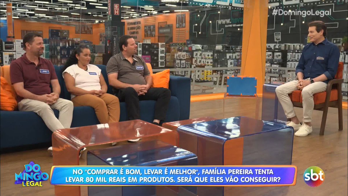🚨 INTRIGA! Neste #DomingoLegal, a logo do SBT segue acesa mesmo com o programa gravado e sem o "ao vivo". Internautas tentam entender se é estratégia ou erro no master.