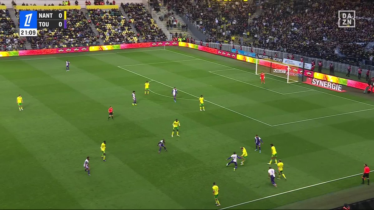 Die Fans ses abgestiegenen Nantes bringen Trainer Vahid Halilhodzic mit einem Platzsturm zum Weinen. 😰 Das Spiel ist mittlerweile endgültig abgebrochen. ❌#DAZNmoment #Ligue1
