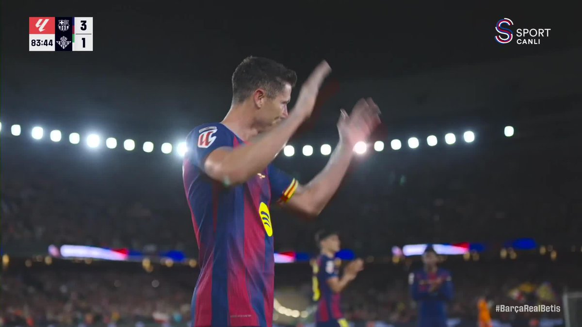 Bir efsanenin vedası! 🥺 Robert Lewandowski, 4 sezon formasını giydiği Barcelona'daki son iç saha maçında taraftarların alkışlarıyla oyundan çıktı. 👏