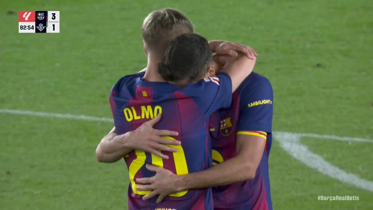 Robert Lewandowski was overcome with emotion as he left the field at Spotify Camp Nou for the final time ❤️