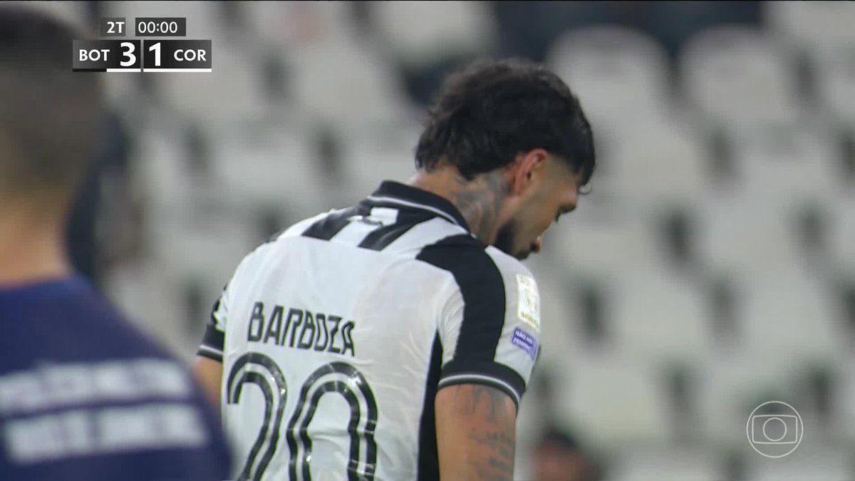 Barboza chorando no Nilton Santos após Botafogo 3x1 Corinthians. O zagueiro está a caminho do Palmeiras. 🎥 glô do jurídico adriana ⚖️ | ge